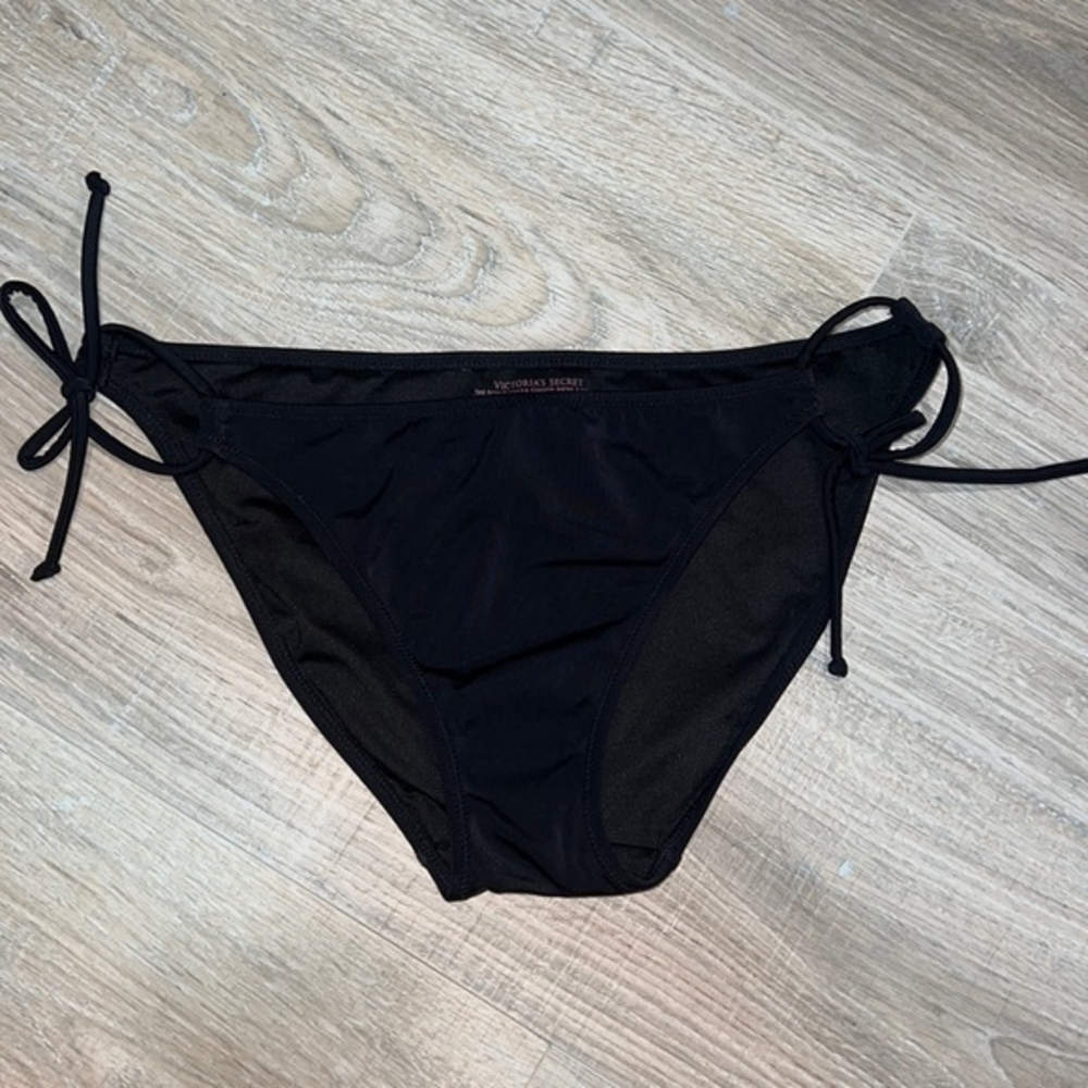 Victoria’s Secret black bikini bottoms‎
